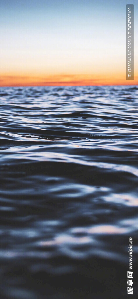 海上日落波光粼粼的海面