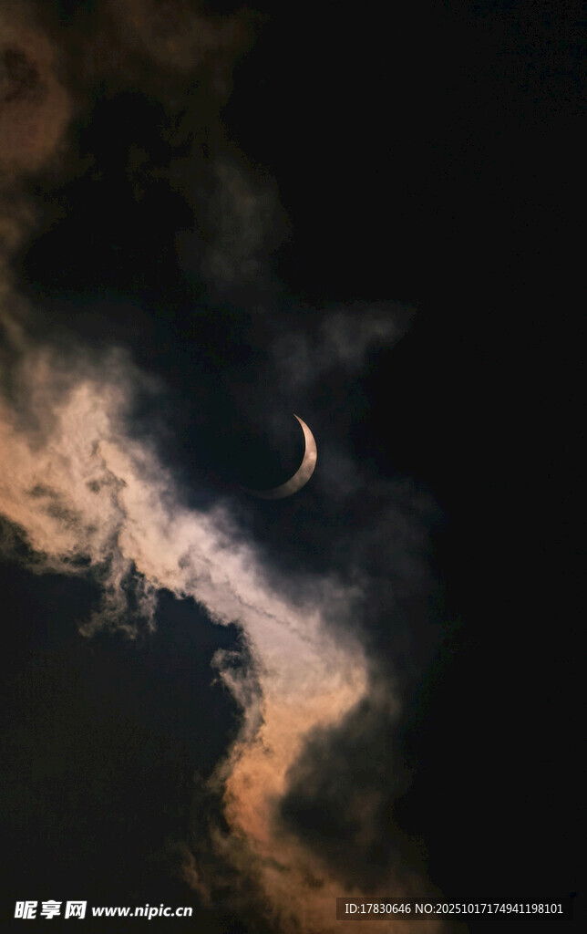 夜空中的新月与缥缈云彩