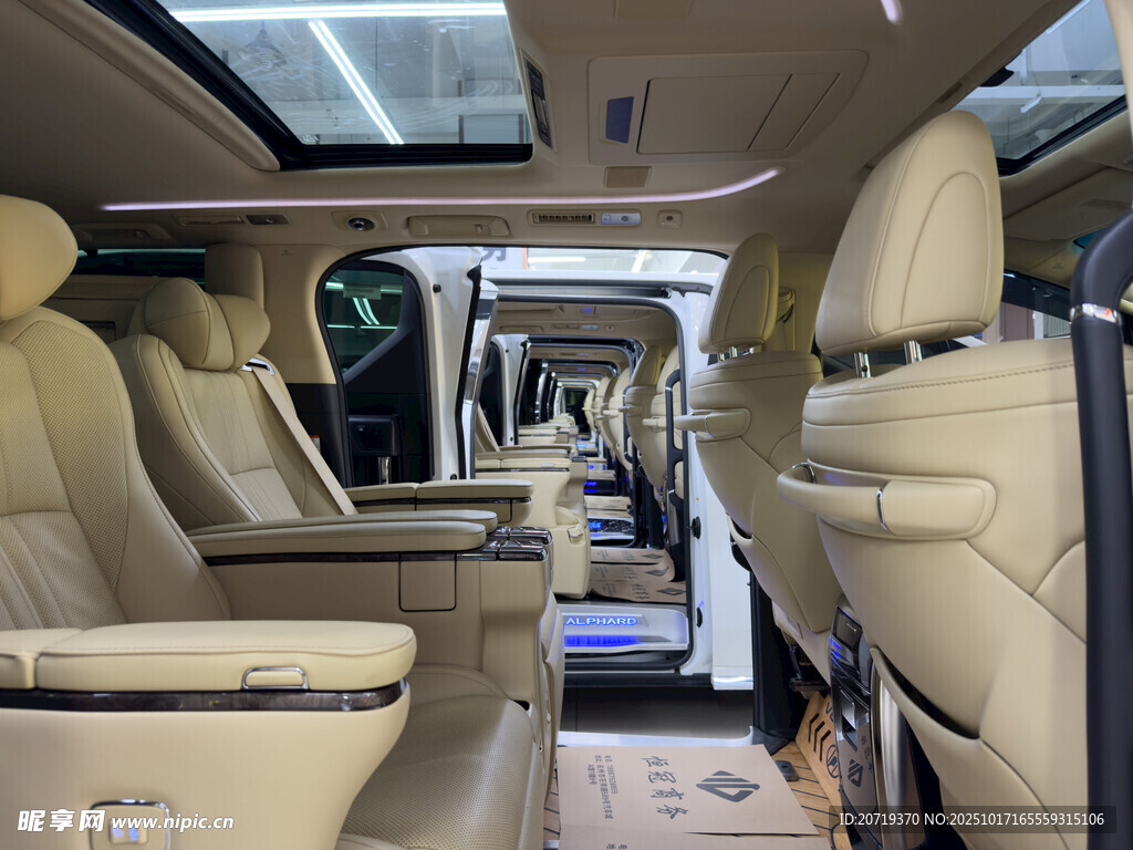 豪华商务车内部精致空间