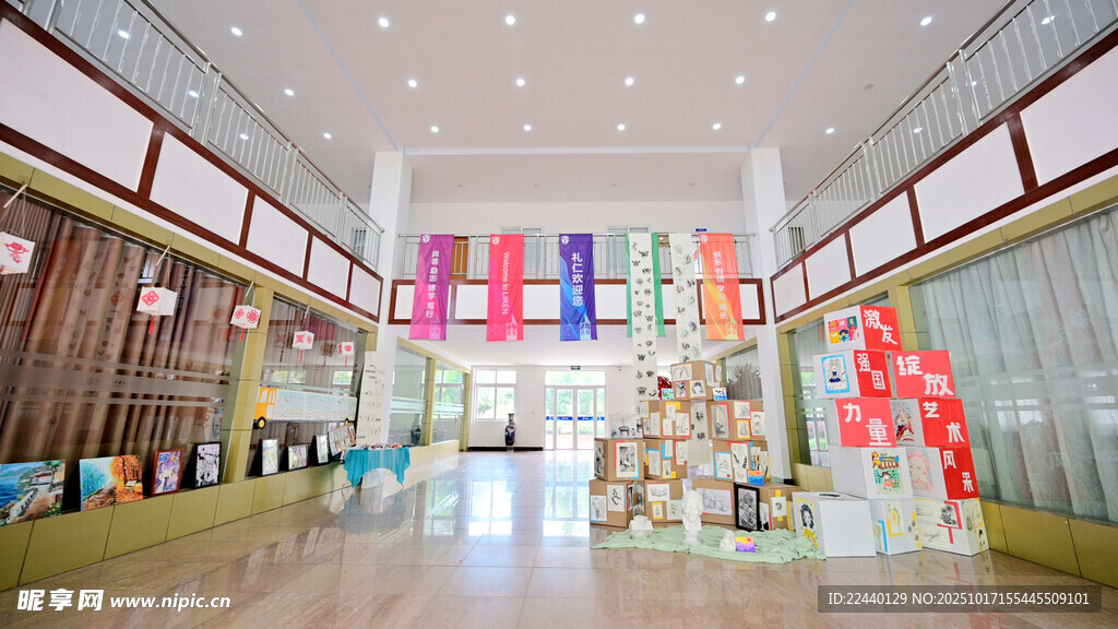 时尚绚丽的室内商业空间