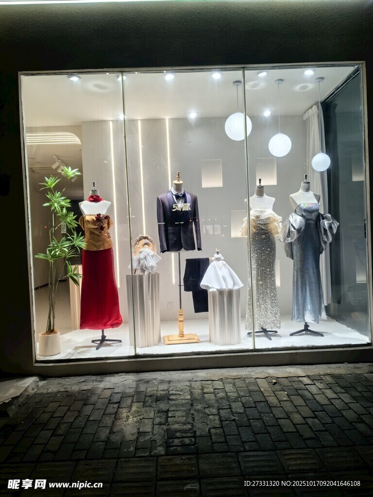 时尚服装店橱窗展示