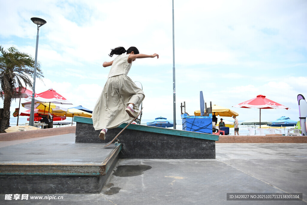 女子在滑板场优雅起舞