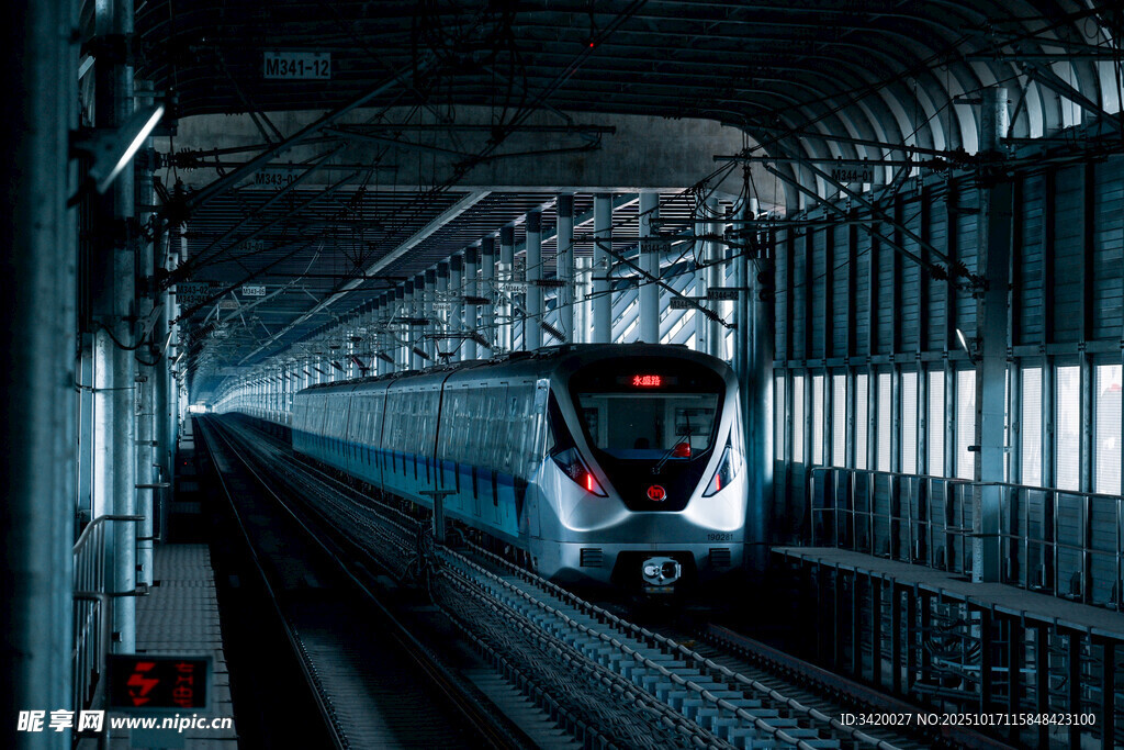 隧道中行驶的高速列车