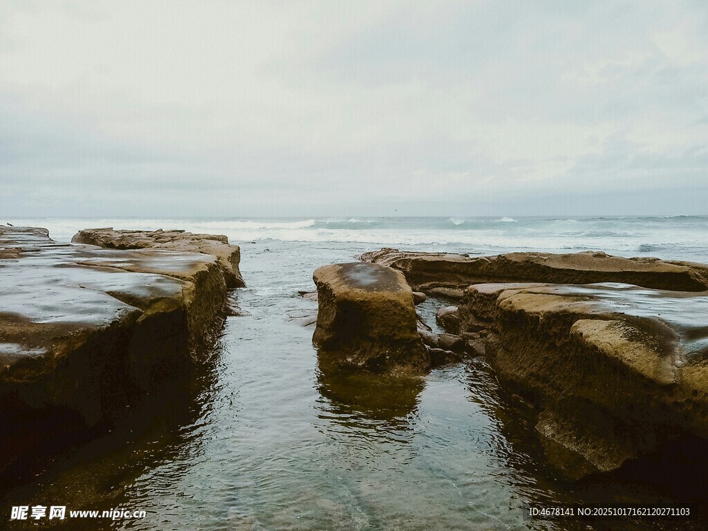 海边嶙峋礁石与浅滩水域