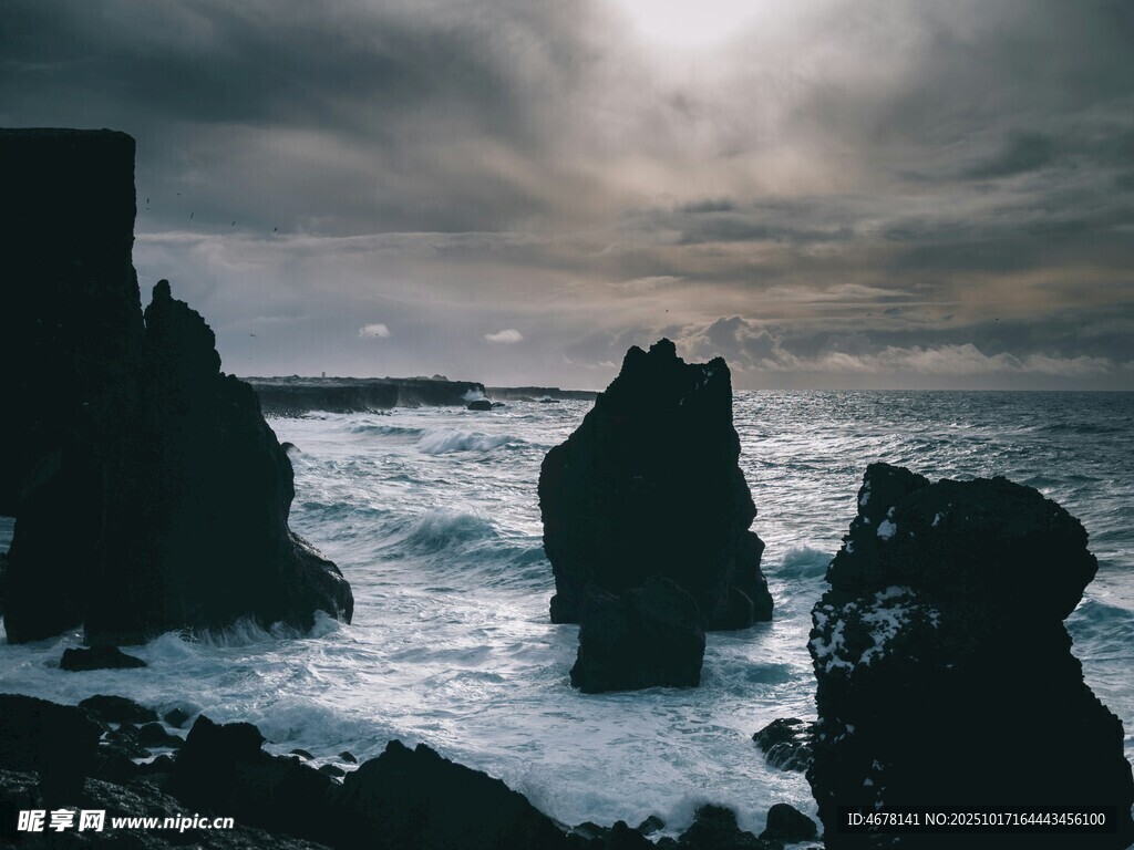 海边嶙峋礁石与汹涌海浪