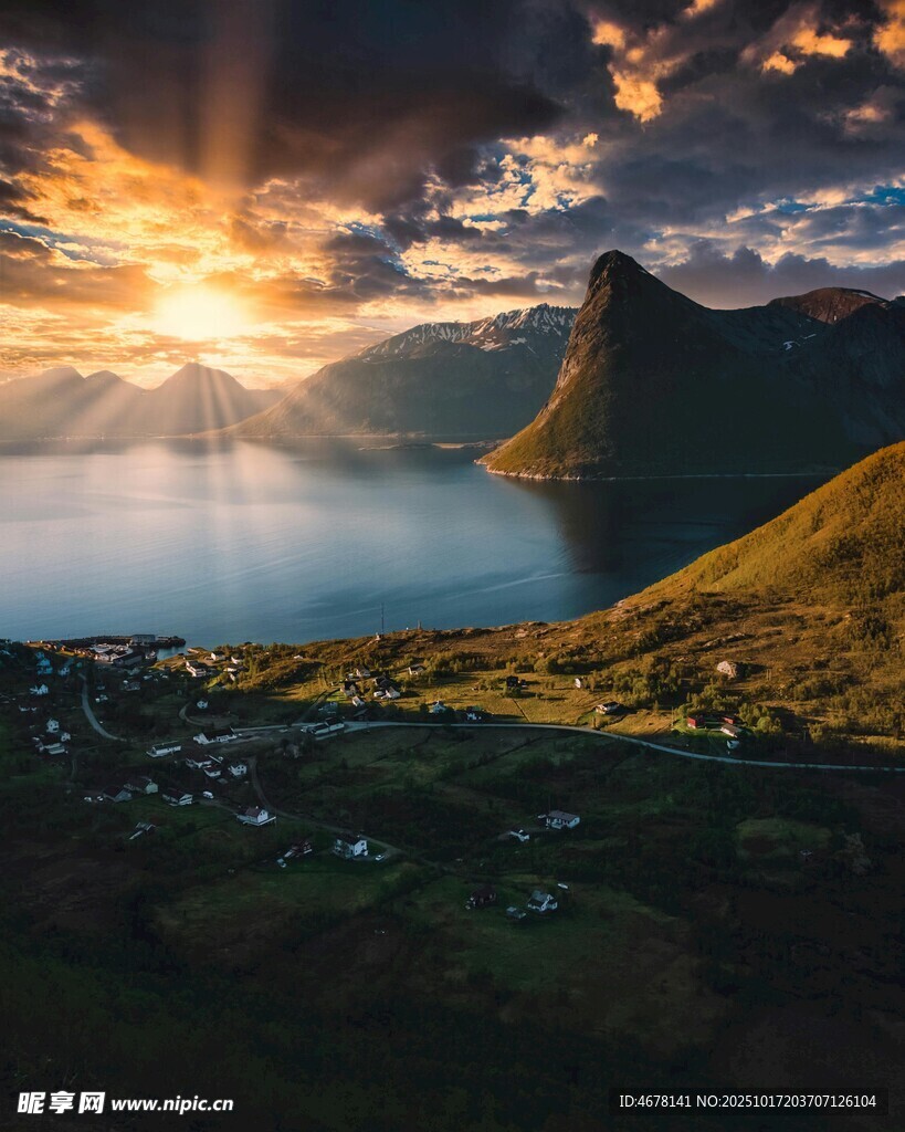 壮丽山海间的绝美日落