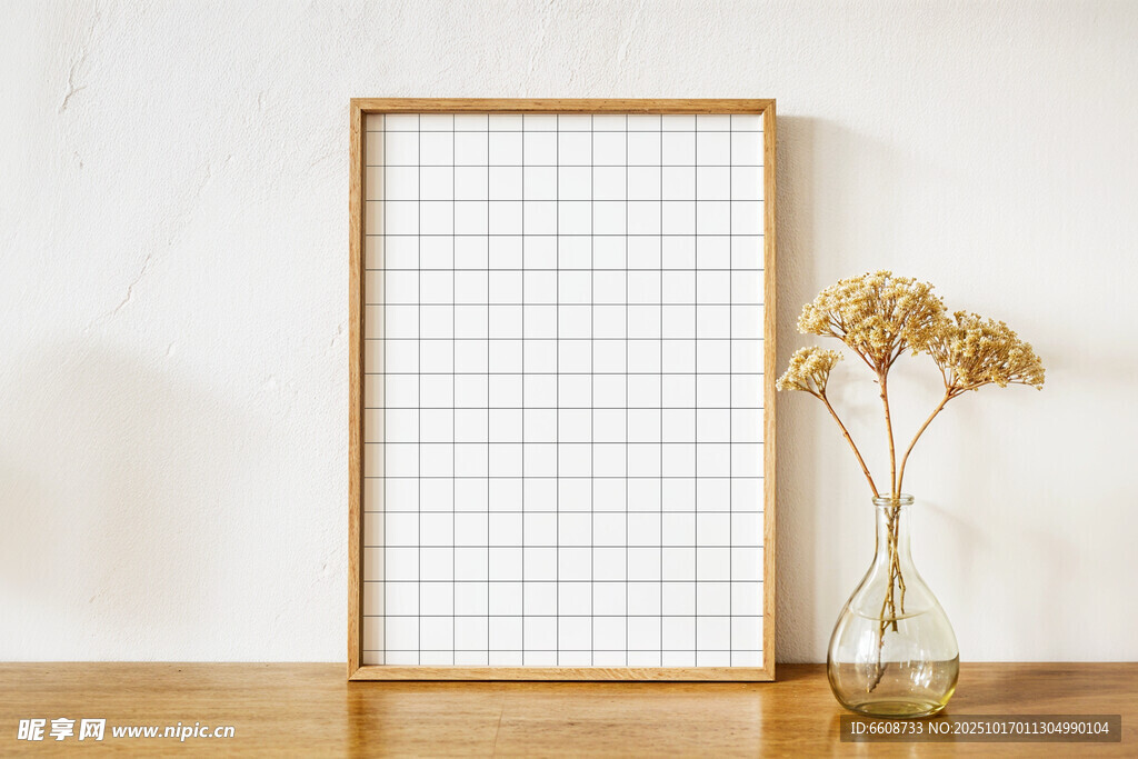 简约相框与干花装饰场景