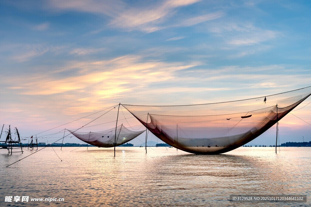 海上夕阳下的巨型捕鱼网