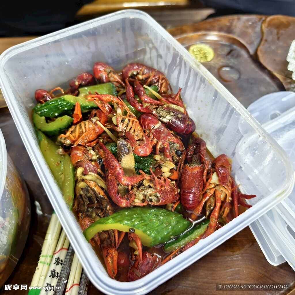 美味麻辣小龙虾诱人盛放
