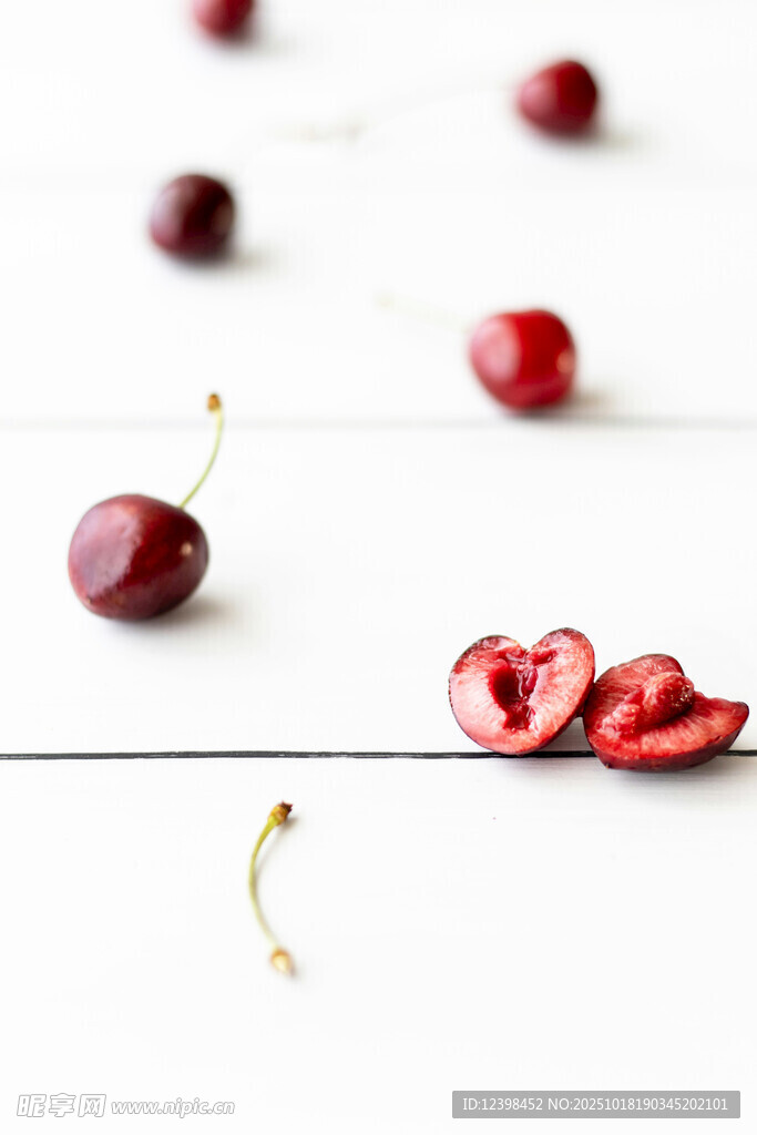 散落的新鲜樱桃