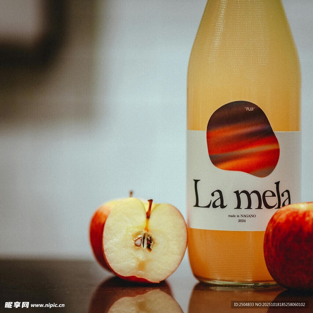 苹果味饮品与新鲜苹果