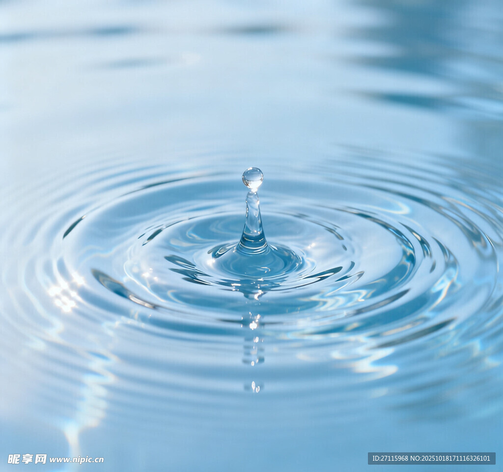 水滴入水泛起层层涟漪