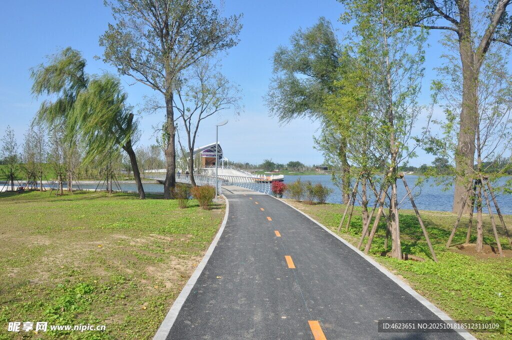 湖畔蜿蜒的休闲骑行小路
