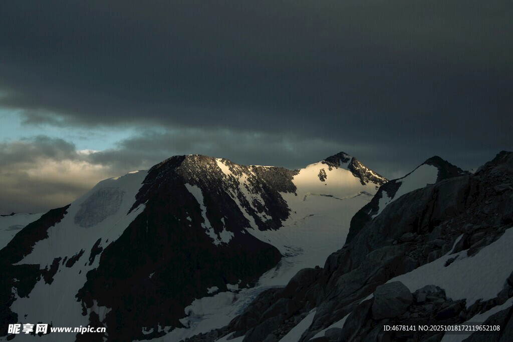 雪山在阴云下的壮丽景致