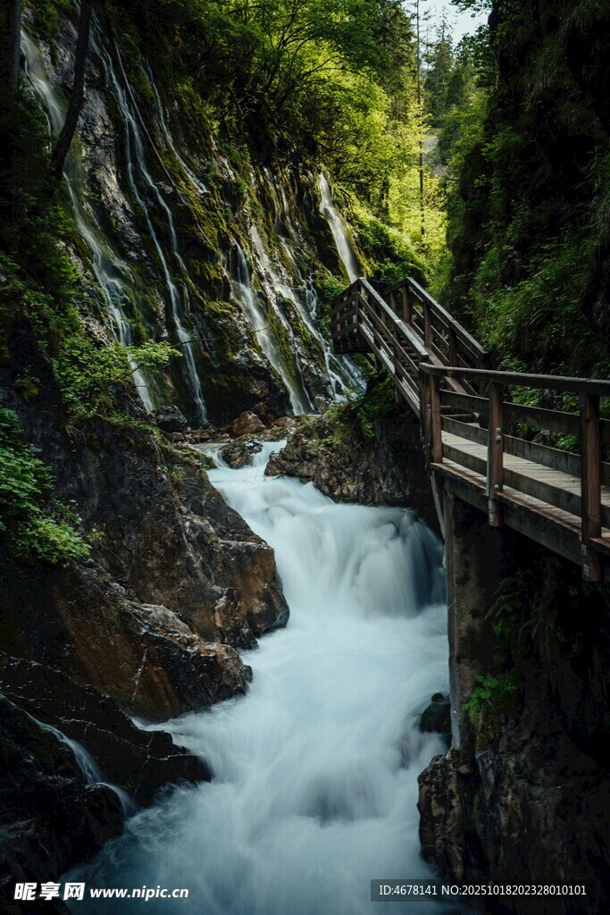 山间溪流旁的木质栈道