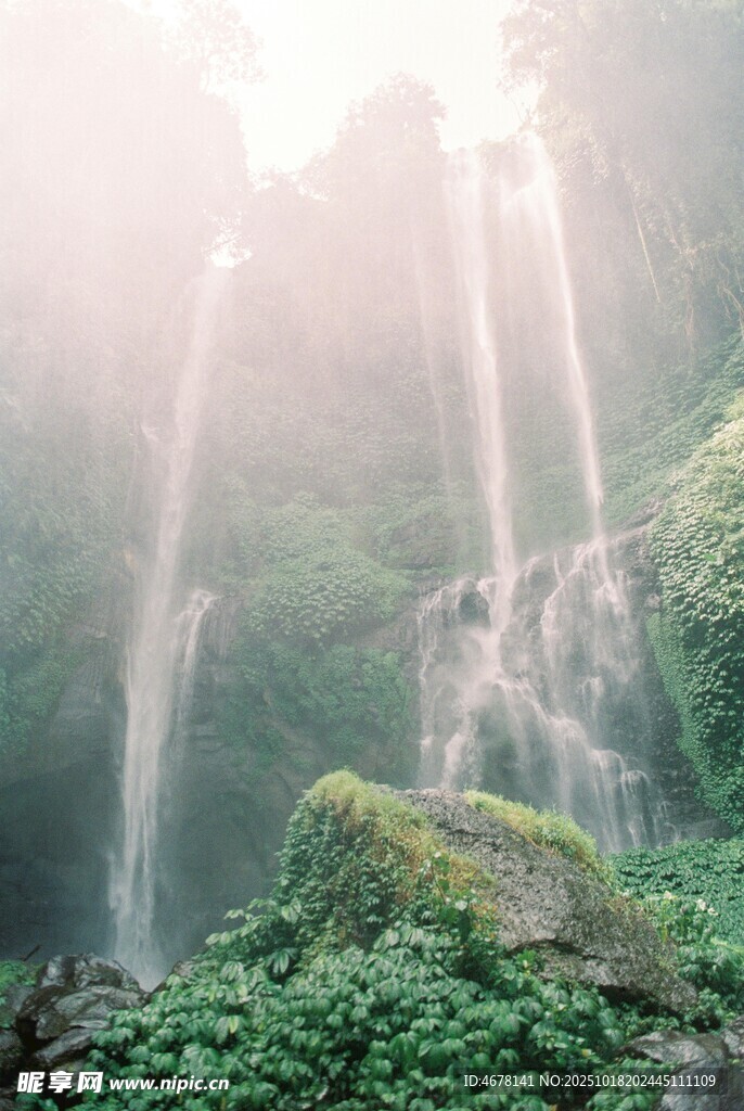 阳光照耀下的绿意瀑布