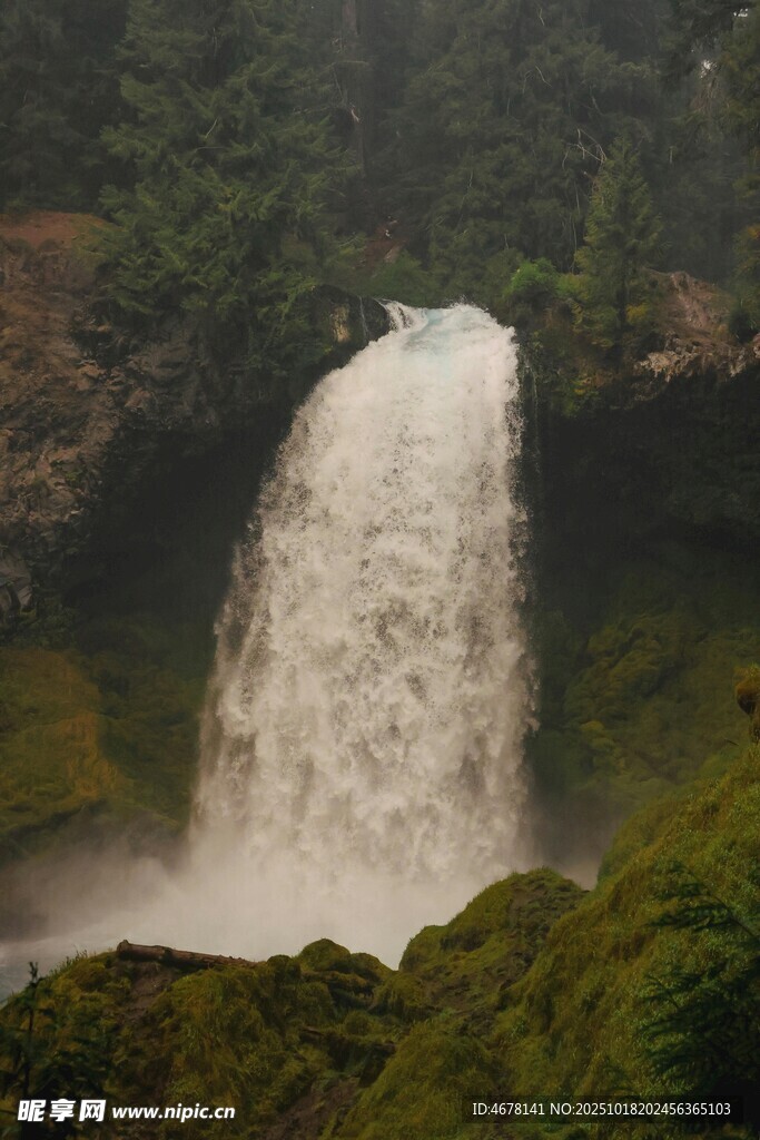 壮观瀑布倾泻于葱郁山间