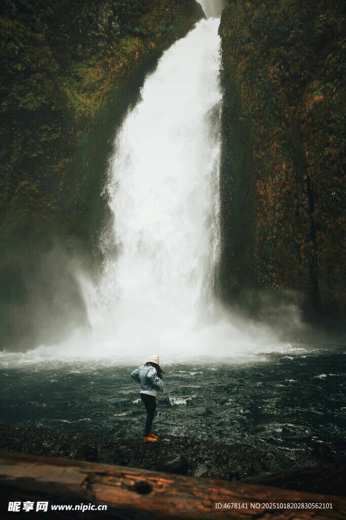人立瀑布前的自然美景