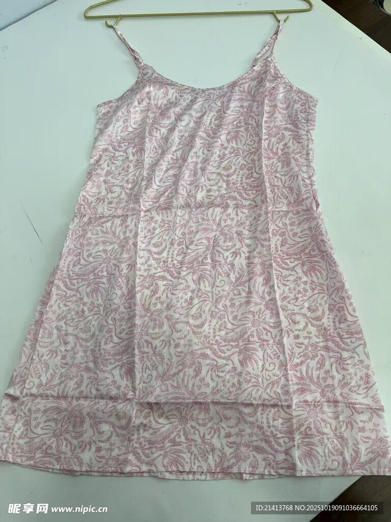 粉色碎花吊带女童连衣裙