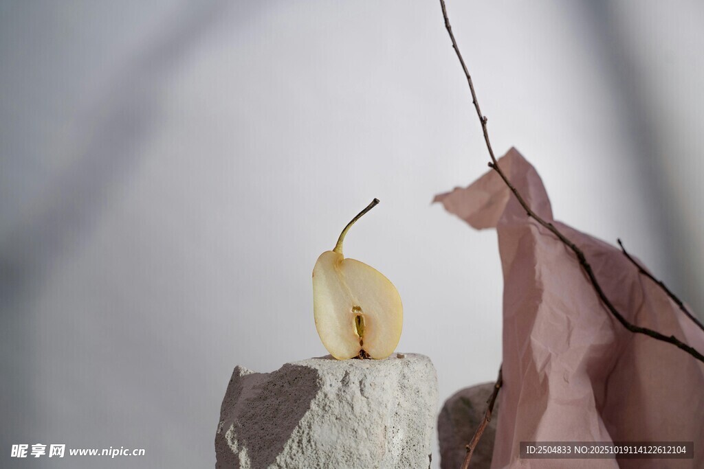 简约折纸与蜡烛艺术摆件