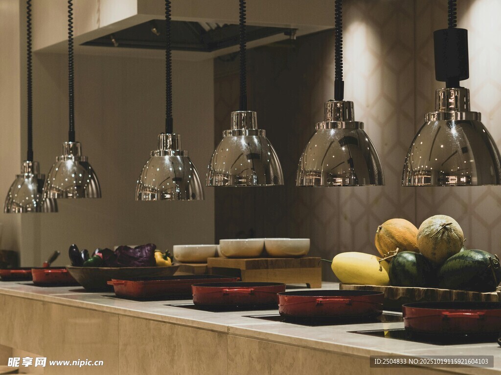 现代厨房的精致台面布置