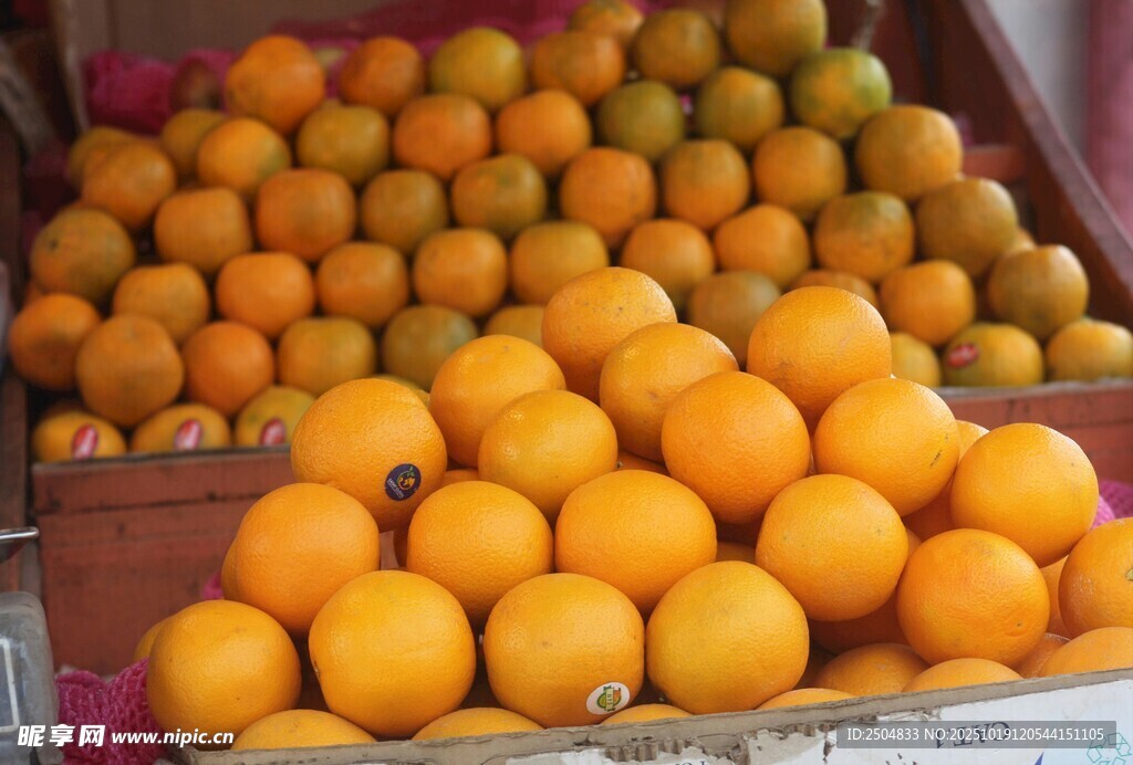 新鲜橙子堆成诱人果垛