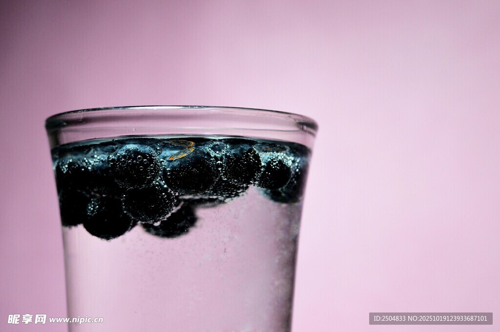 杯中漂浮的深色物体