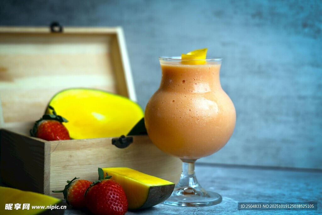 芒果冰沙与新鲜水果搭配
