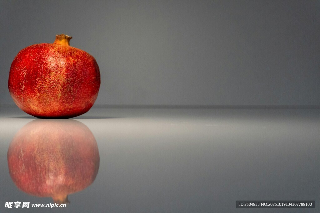 鲜红苹果置于反光表面