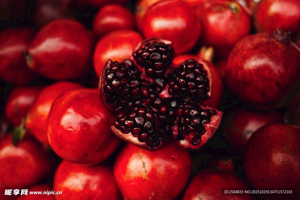 饱满红石榴 一颗绽露籽