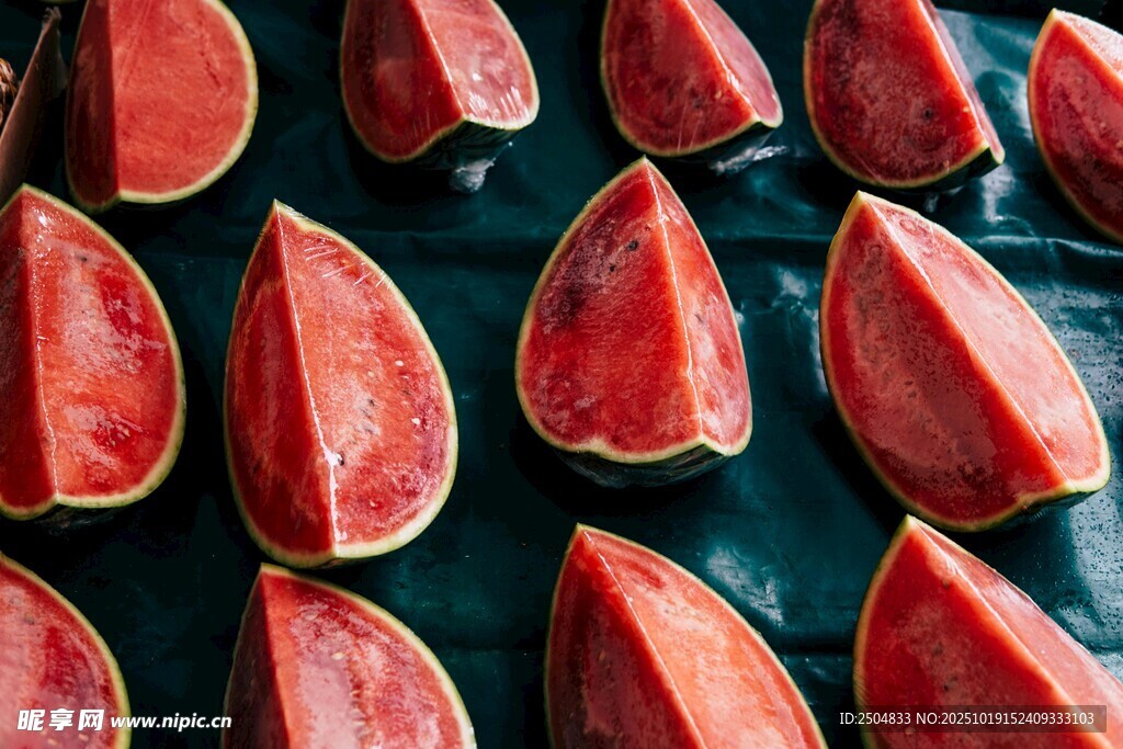 切片西瓜整齐排列展示