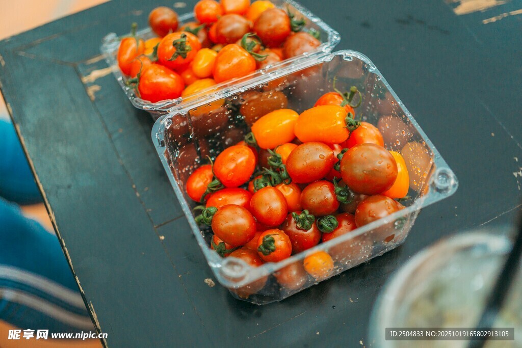 新鲜多彩小番茄待品尝