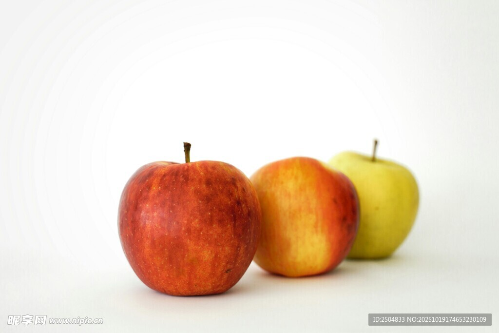 三个色泽各异的新鲜苹果