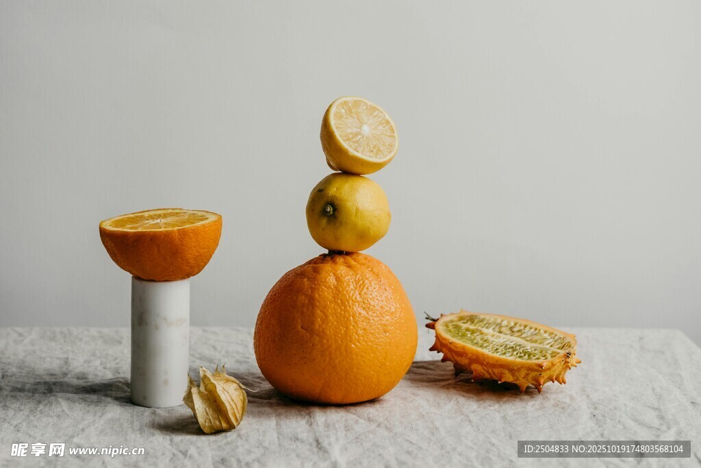 堆叠的多彩柑橘类水果