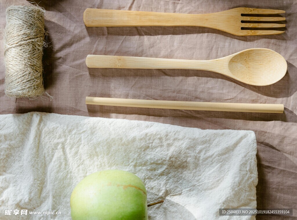 木质餐具与青苹果组合