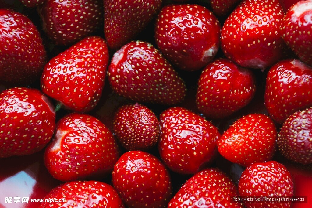 新鲜饱满的诱人红草莓