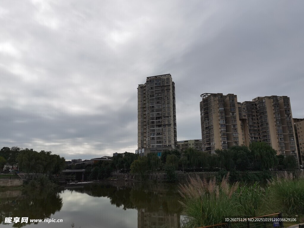 河畔高楼与阴沉天空景色