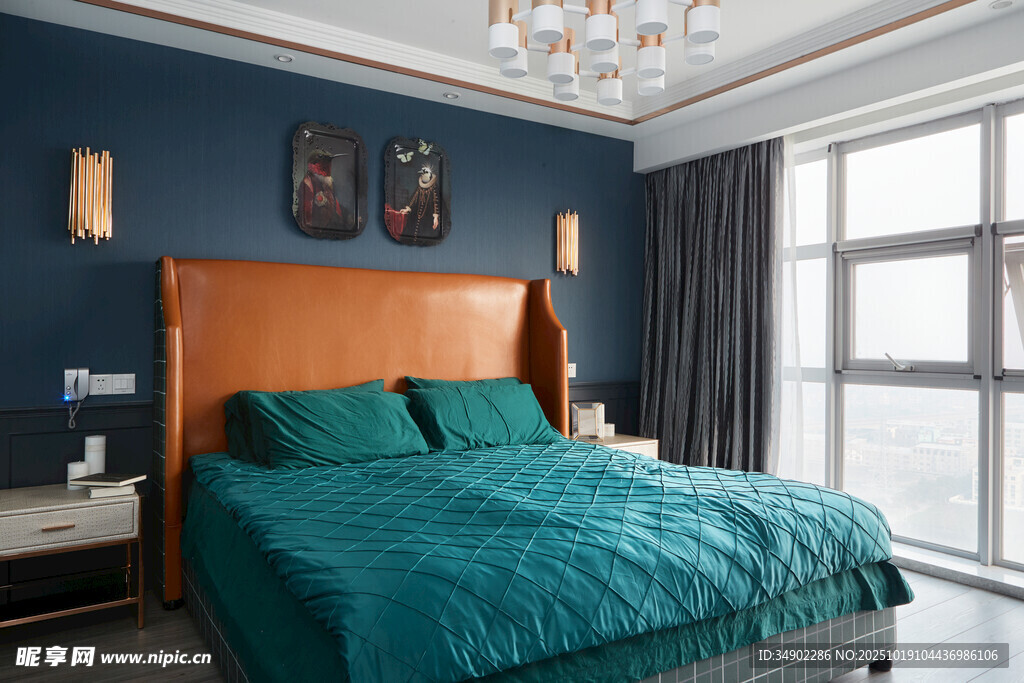 深蓝卧室的舒适床铺