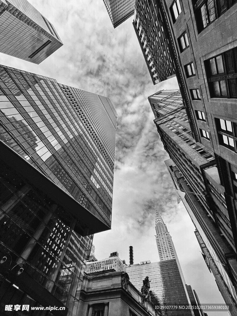 城市高楼间的天空景观