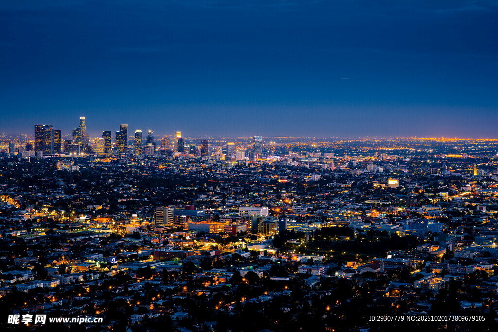 夜幕下璀璨的城市天际线