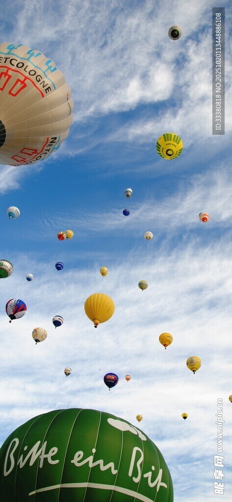 天空中缤纷多彩的热气球