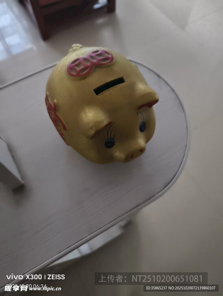 金黄色小猪存钱罐特写图片