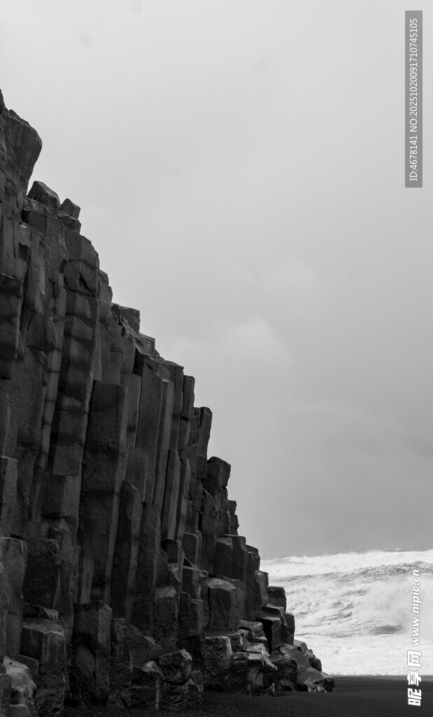 海边排列的黑色防波设施