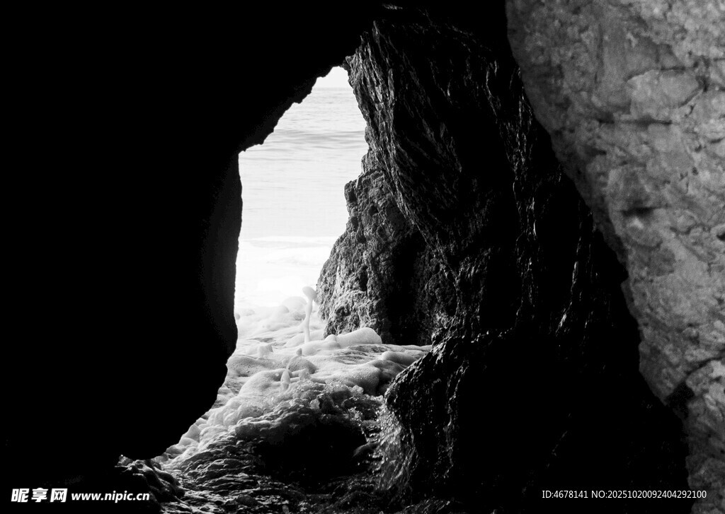 洞穴出口处的自然景致