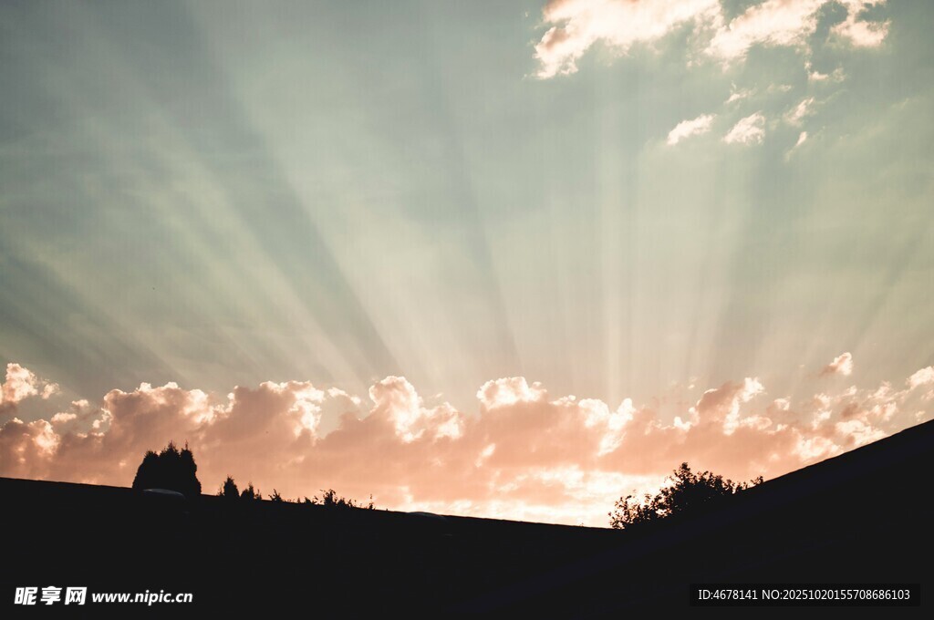 夕阳下的天空光束美景