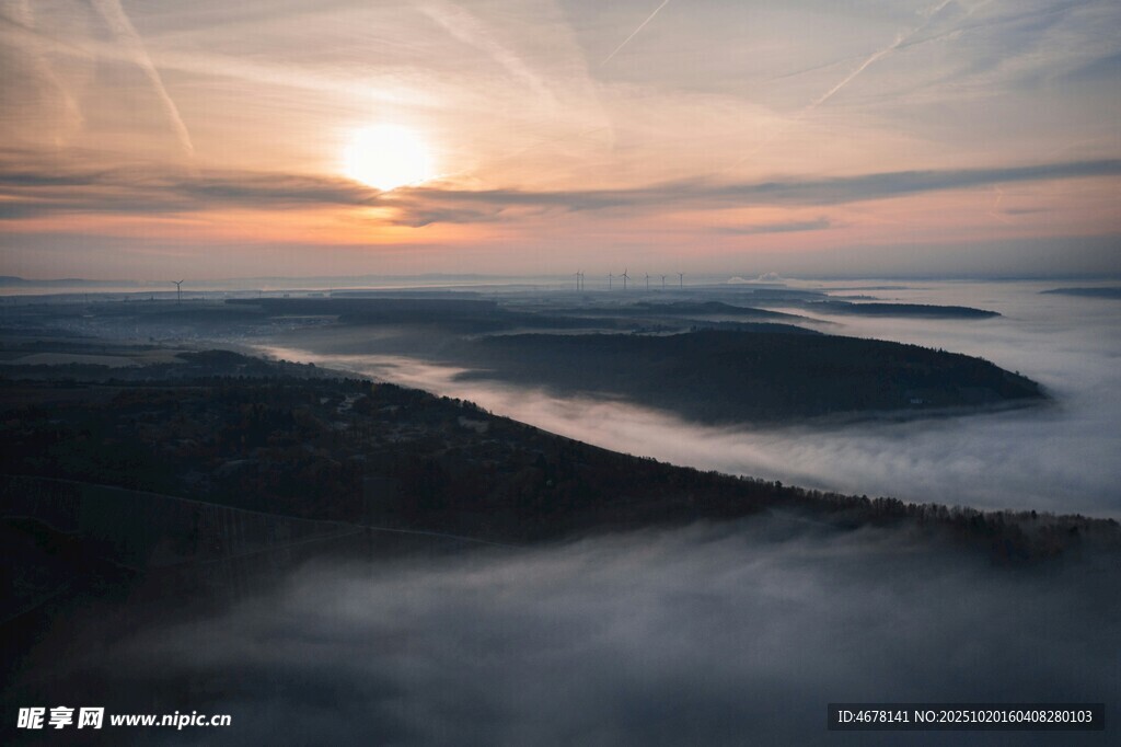 日出云海间壮丽景观