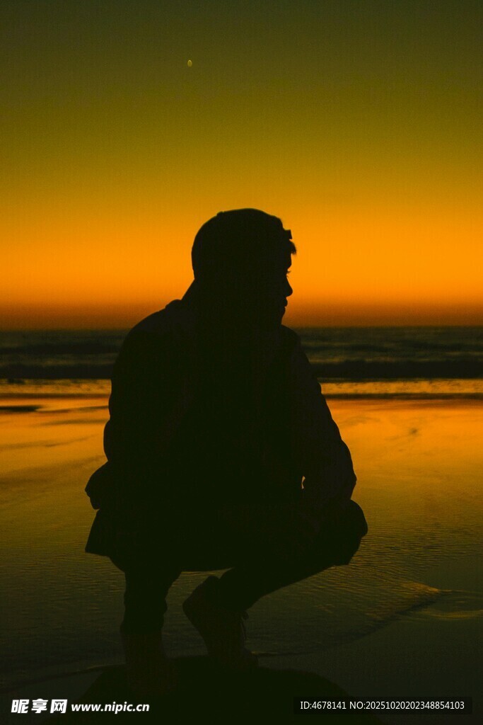夕阳下的孤独蹲坐身影