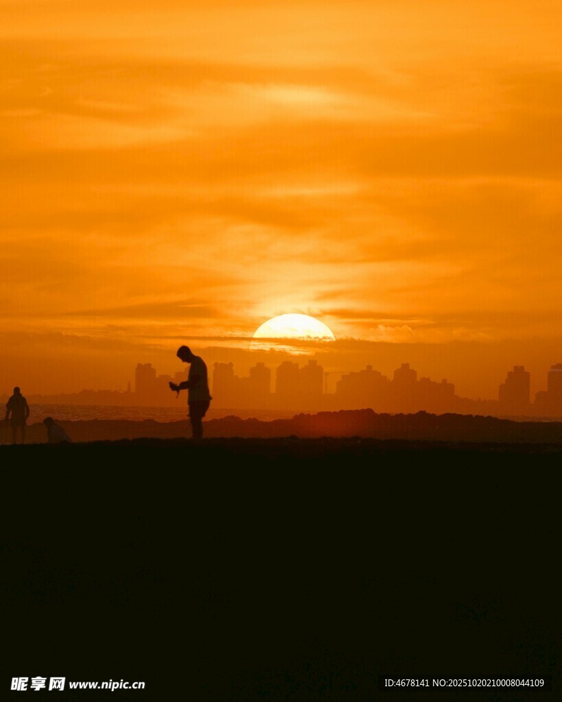 夕阳下孤身漫步的身影