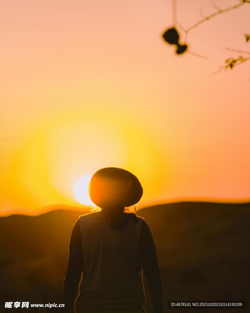 夕阳下的孤独背影