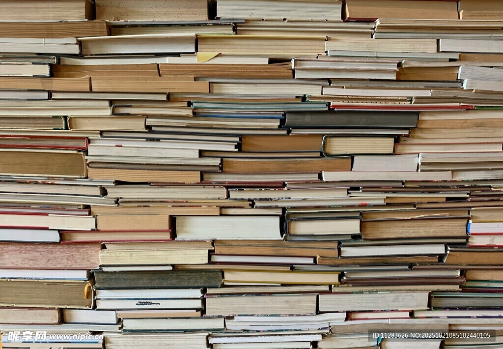 堆叠的多彩书籍